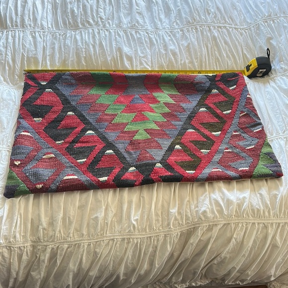 🇹🇷Kilim pillow from Turkey. 18” x 30” long. Red and green are the main colors - Picture 2 of 13